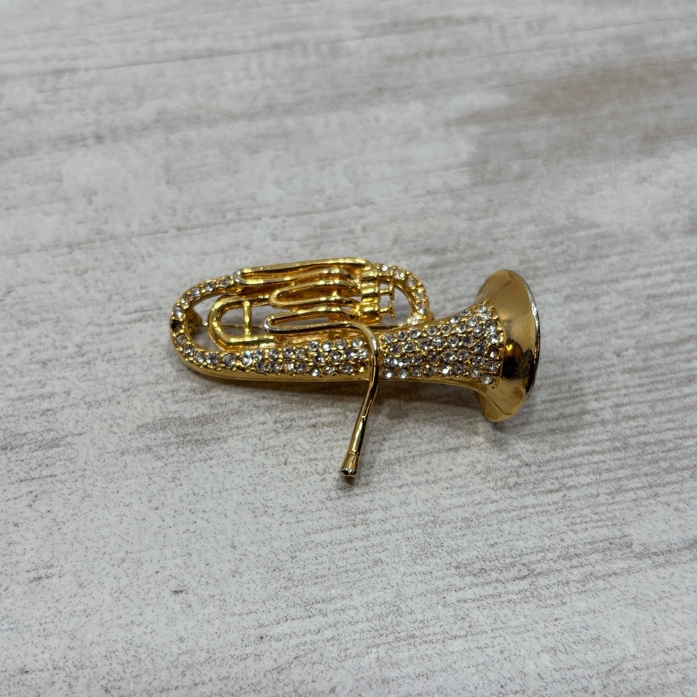 Elegant Gold tone Rhinestone Trumpet Brooch Pin Music Lovers Teacher